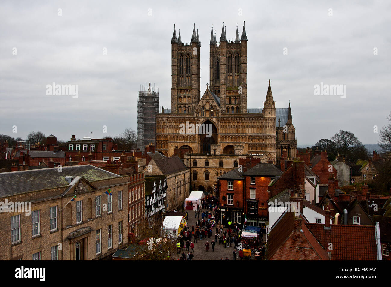 Lincoln, England, Chriskindlemarkt, Verkaufsstände und Scharen von fair Besucher vor den Toren und Türmen der Kathedrale von Lincoln Stockfoto