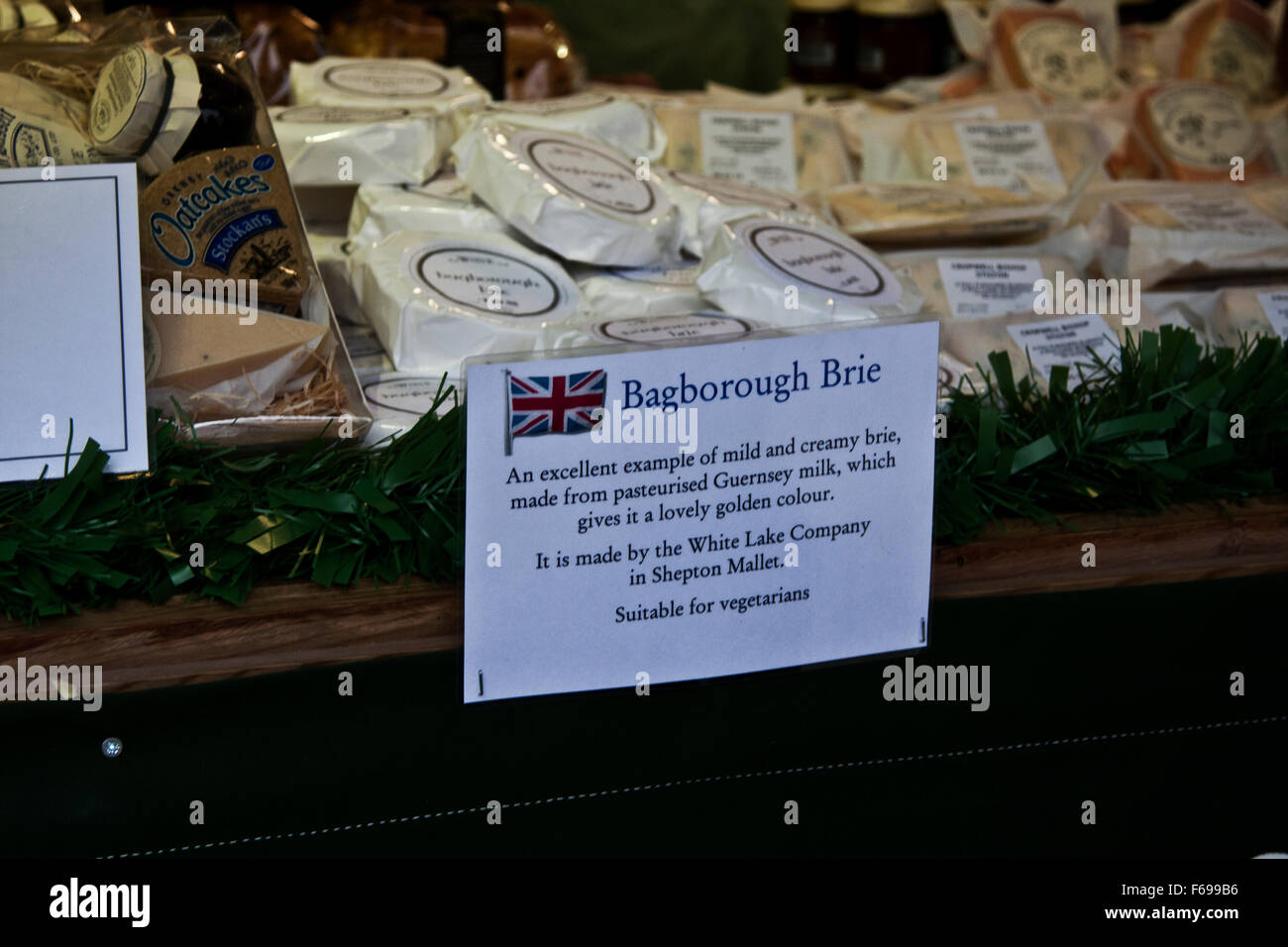 Lincoln, England, Chriskindlemarkt, einen Lebensmittel-Stand Verkauf von lokalen und anderen britischen Käse, Lincolnshire Poacher Käse, Stockfoto