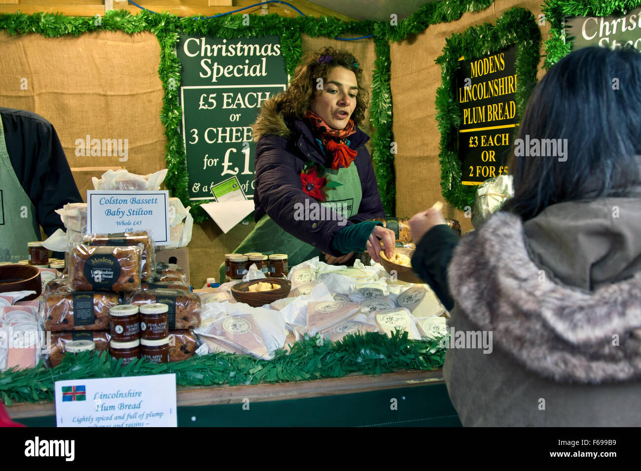 Lincoln, England, Chriskindlemarkt, einen Lebensmittel-Stand Verkauf von lokalen und anderen britischen Käse, Lincolnshire Poacher Käse, Stockfoto