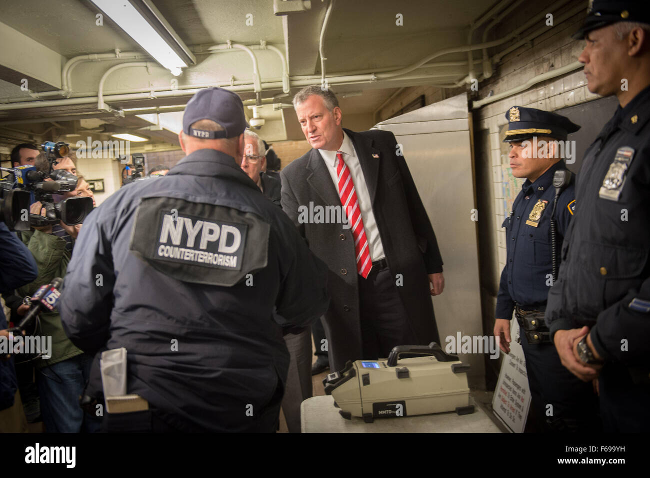 New York, NY, USA. 14. November 2015. Bürgermeister BILL DE BLASIO trifft sich mit Mitgliedern des NYPD durchführen zufällige Tasche suchen bei einer u-Bahnstation in Greenwich Village, wie es seine Präsenz auf den Straßen und in den u-Bahnen nach gestrigen Paris Terroranschläge, Samstag, 14. November 2015 erhöht. Bildnachweis: Bryan Smith/ZUMA Draht/Alamy Live-Nachrichten Stockfoto