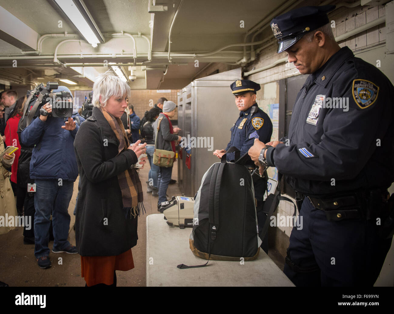 New York, NY, USA. 14. November 2015. NYPD führt zufällige Tasche sucht an einer u-Bahnstation in Greenwich Village, wie es seine Präsenz auf den Straßen und in den u-Bahnen nach gestrigen Paris Terroranschläge, Samstag, 14. November 2015 erhöht. Bildnachweis: Bryan Smith/ZUMA Draht/Alamy Live-Nachrichten Stockfoto