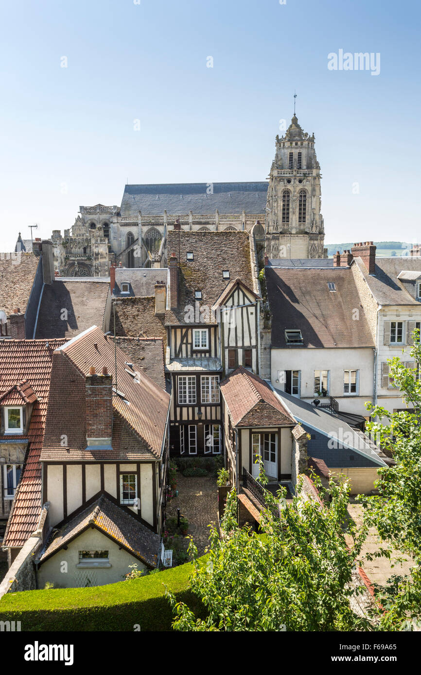 Blick auf die historische Altstadt aus dem Schloss, Gisors, Normandie, Nordfrankreich mit Pfarrkirche Saint-Gervais-Saint-Protais Stockfoto