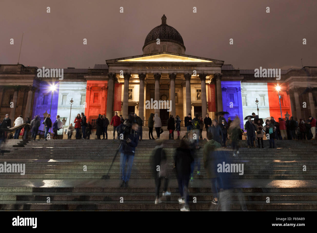 London, UK. 14. November 2015. Zwei große französische Flaggen werden auf die National Gallery am Trafalgar Square projiziert.  London zeigt Solidarität mit den Opfern des Terroranschlags in Paris. Bildnachweis: Bas/Alamy Live-Nachrichten Stockfoto