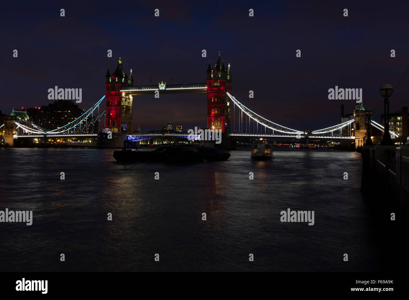 14. November 2015 Tower Bridge, London UK. Gebäude in London sind mit den Farben der französischen Lag die Tricolor in ein Zeichen der Unterstützung im Hinblick auf die terroristischen Anschläge in Paris beleuchtet. Stockfoto