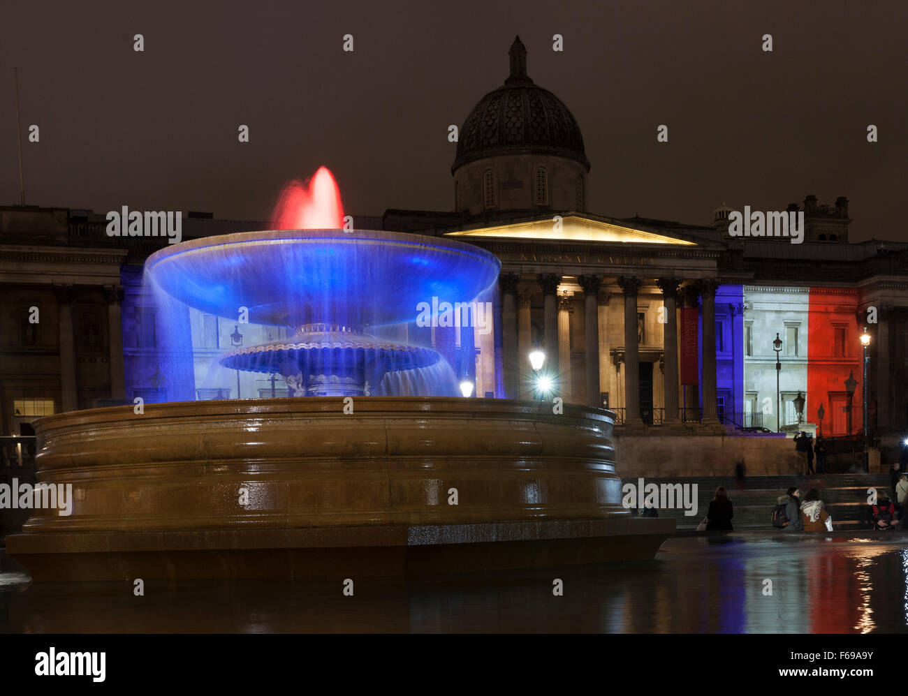 Brunnen Sie 14. November 2015 vor National Portrait Gallery. Trafalgar Square-London-UK. Gebäude in London sind mit den Farben der französischen Lag die Tricolor in ein Zeichen der Unterstützung im Hinblick auf die terroristischen Anschläge in Paris beleuchtet. Stockfoto