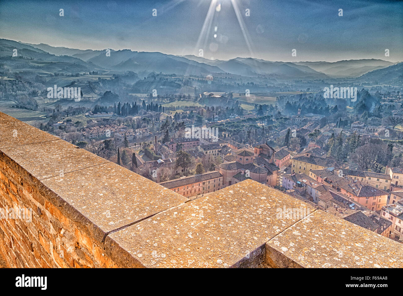 Brüstung auf Ziegeldächer der italienischen Dorf in einem nebligen und sonnigen Wintertag Stockfoto