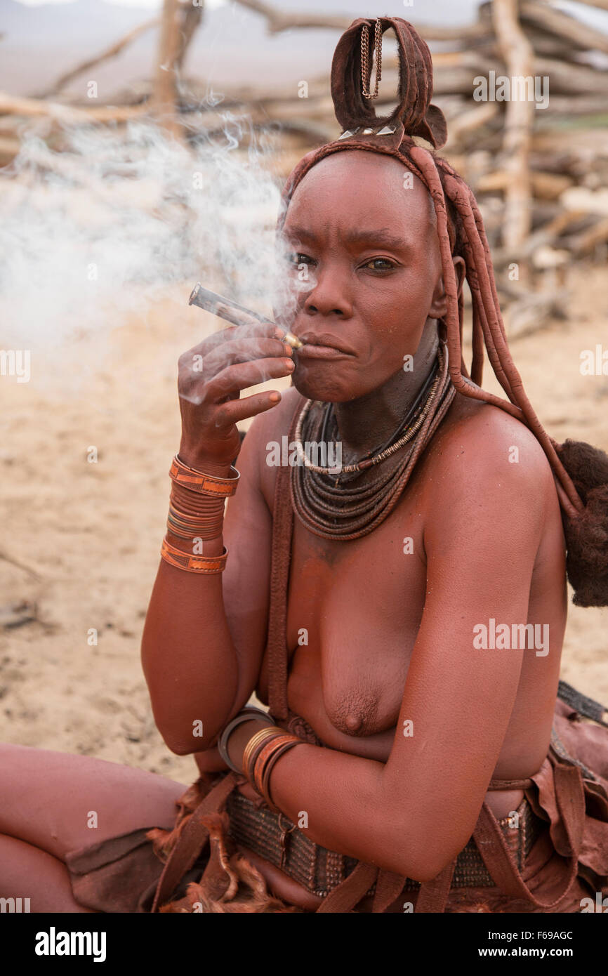 Himba Frau Pfeife, Kaokoveld Namibia Stockfoto