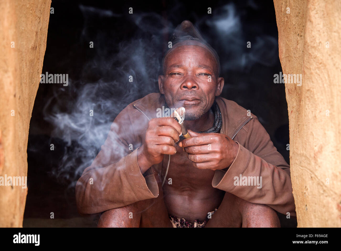 Himba-Mann-Pfeife, Kaokoveld Namibia Stockfoto