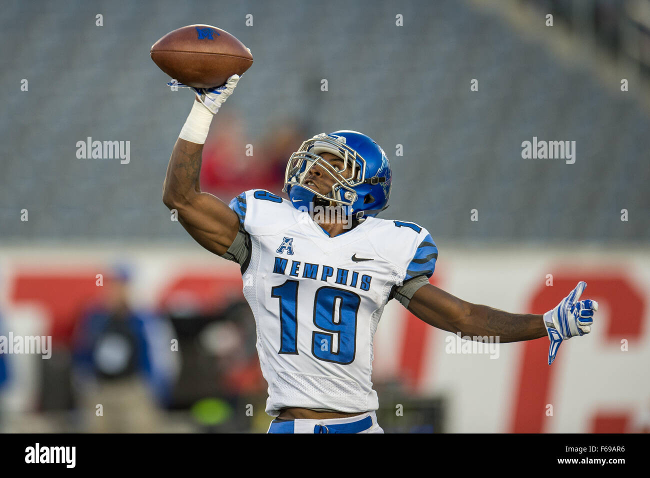 Houston, TX, USA. 14. November 2015. Memphis Tigers Wide Receiver Jae'lon Oglesby (19) erwärmt sich vor der NCAA Football-Spiel zwischen die Memphis Tigers und die University of Houston Cougars im TDECU Stadion in Houston, Texas. Trask Smith/CSM/Alamy Live-Nachrichten Stockfoto