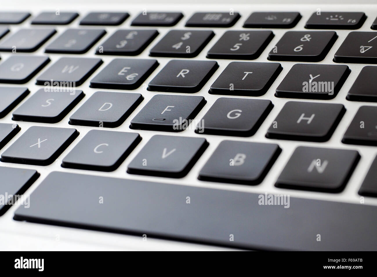 Nahaufnahme von einem modernen Notebook-Tastatur, schwarzen Tasten und Silber-Legierung Körper Stockfoto