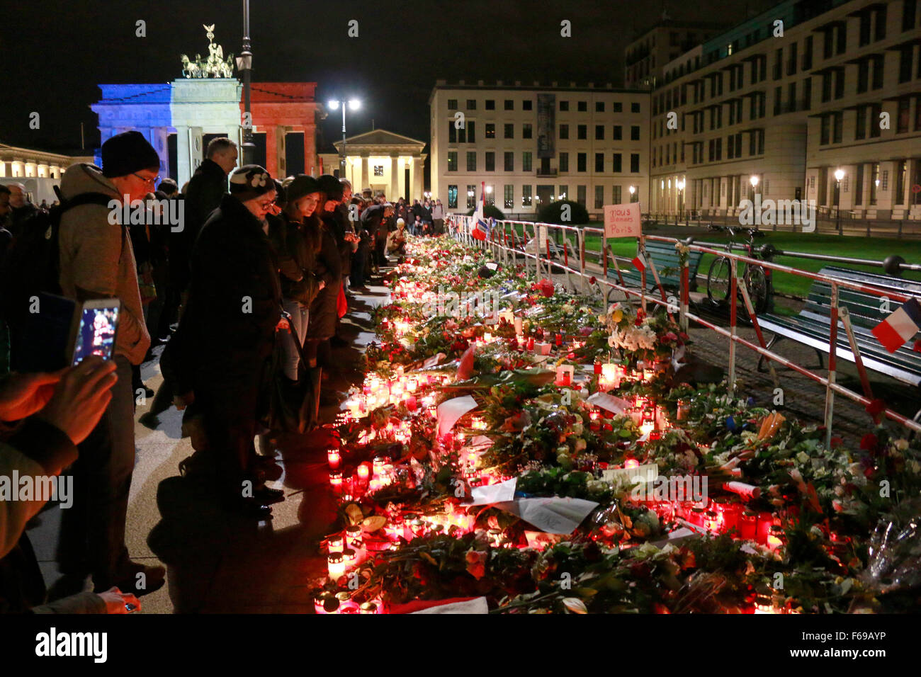 14. November 2015 - BERLIN: das Brandenburger Tor in den Farben der Frankreich - Trauer in der französischen Botschaft in Berlin für das vic Stockfoto