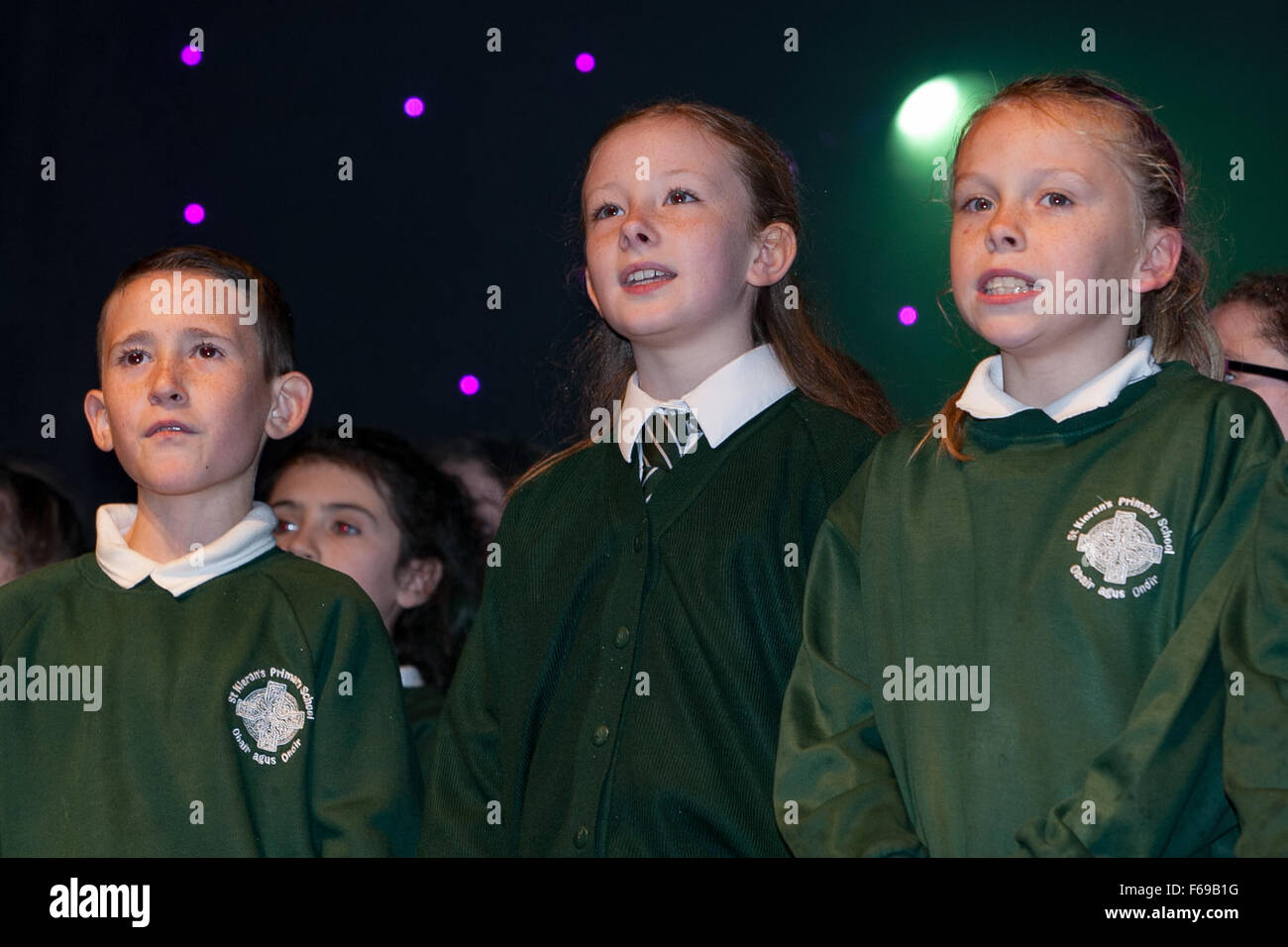 Belfast, UK. 14. November 2015. Grundschule St Kierans Chor erklingt in Christmas Lights Schalter auf in Belfast Stockfoto