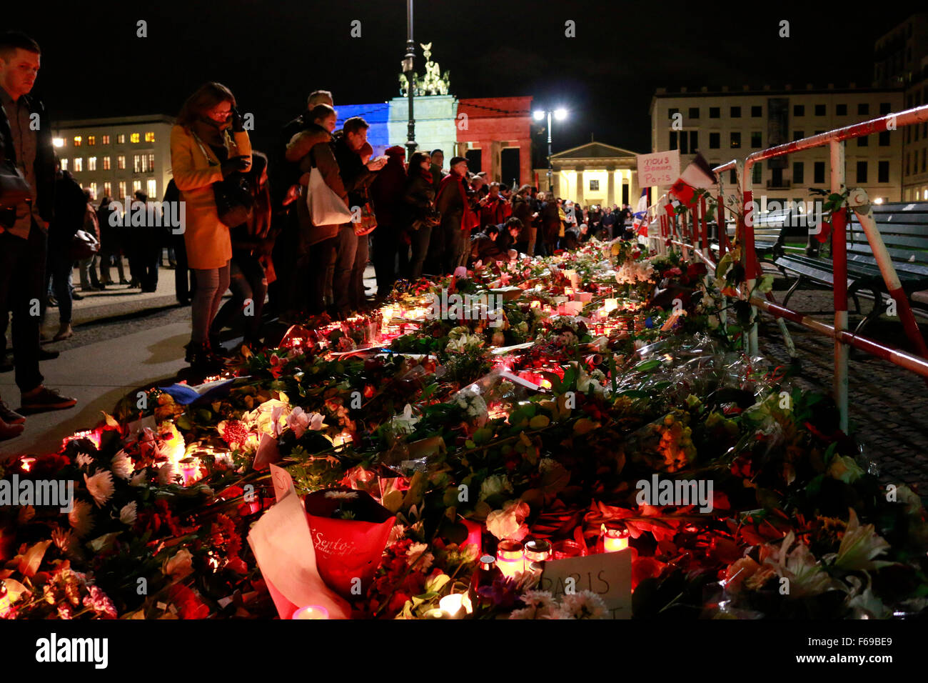 14. November 2015 - BERLIN: Trauer in der französischen Botschaft in Berlin für die Opfer der Massaker in Paris des 13. November, Stockfoto