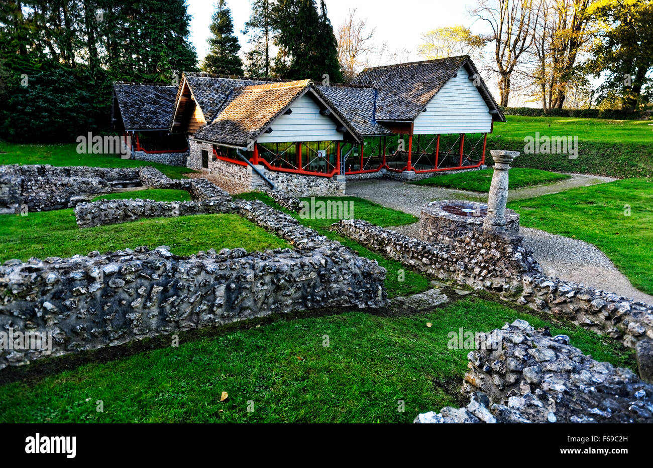 Das römische Stadthaus in Dorchester ist eine Ruine in diesem Park, Dorchester, Dorset. Stockfoto