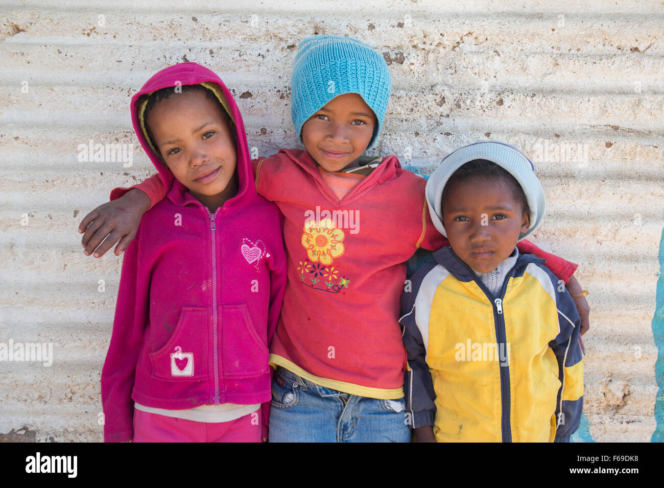 Freunde posieren im namibischen Dorf, Afrika Stockfoto