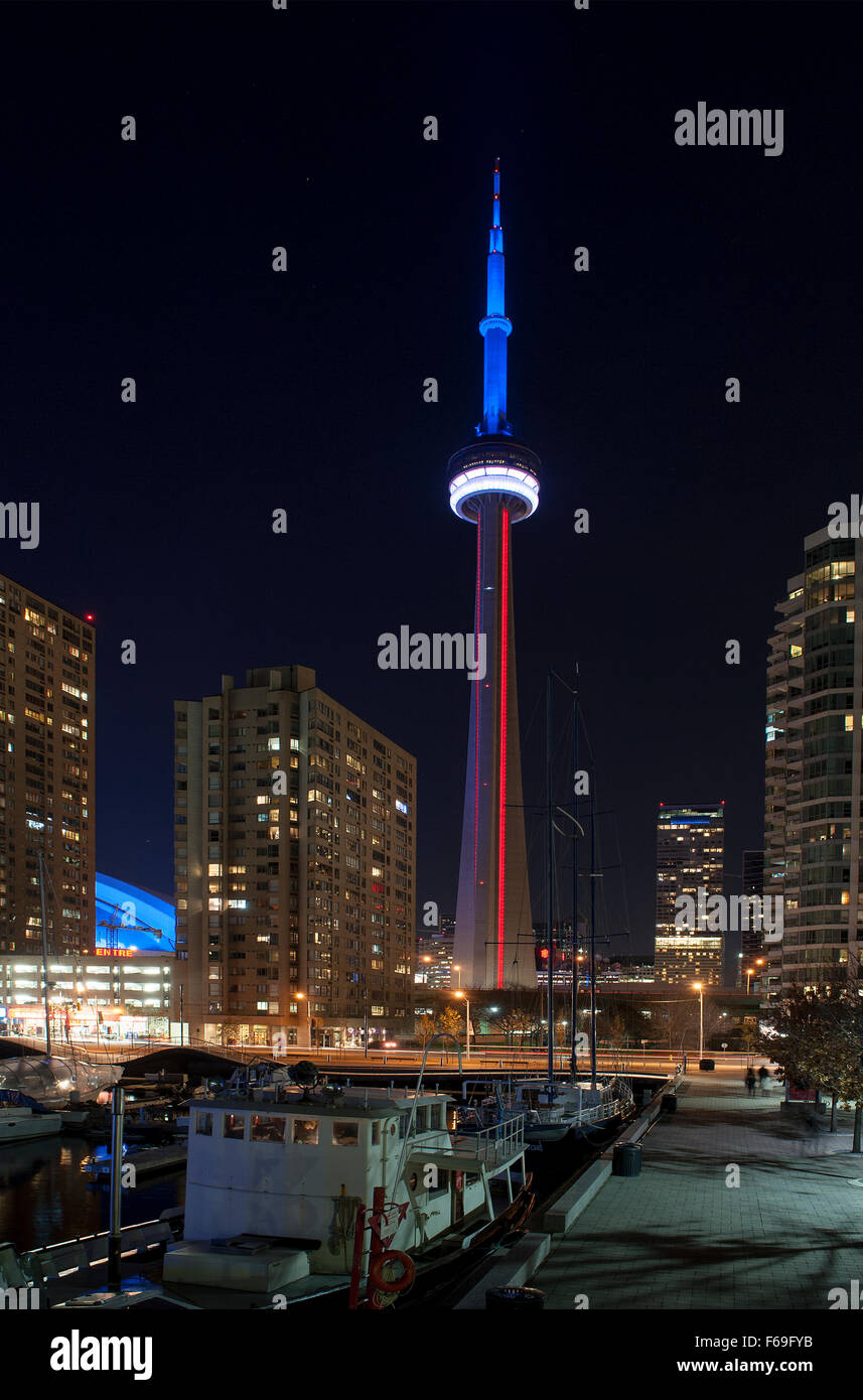Der CN Tower Toronto beleuchtet in der französischen Trikolore in Solidarität mit den Menschen in Frankreich. Stockfoto