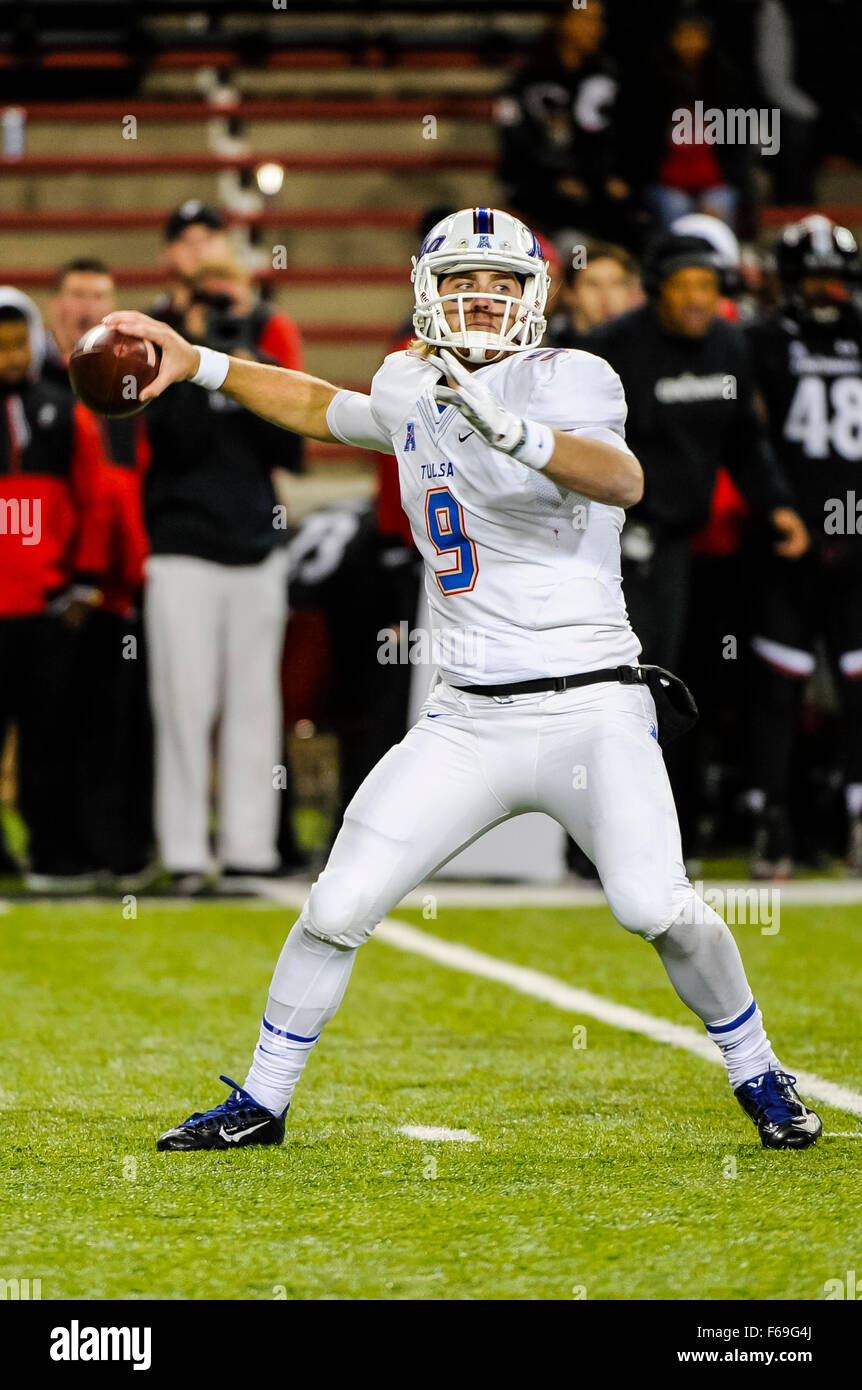 Tulsa Golden Hurricane Quarterback Dane Evans (9) fällt zurück, um in der zweiten Hälfte des Spiels zwischen Tulsa Golden Hurricane und Cincinnati Bearcats Nippert-Stadion in Cincinnati, OH übergeben. 14. November, 2015.Cincinnati Bearcats gewann das Spiel mit einem Score von 49 bis 38. Kredit-Bild: Dorn Byg/CSM Stockfoto