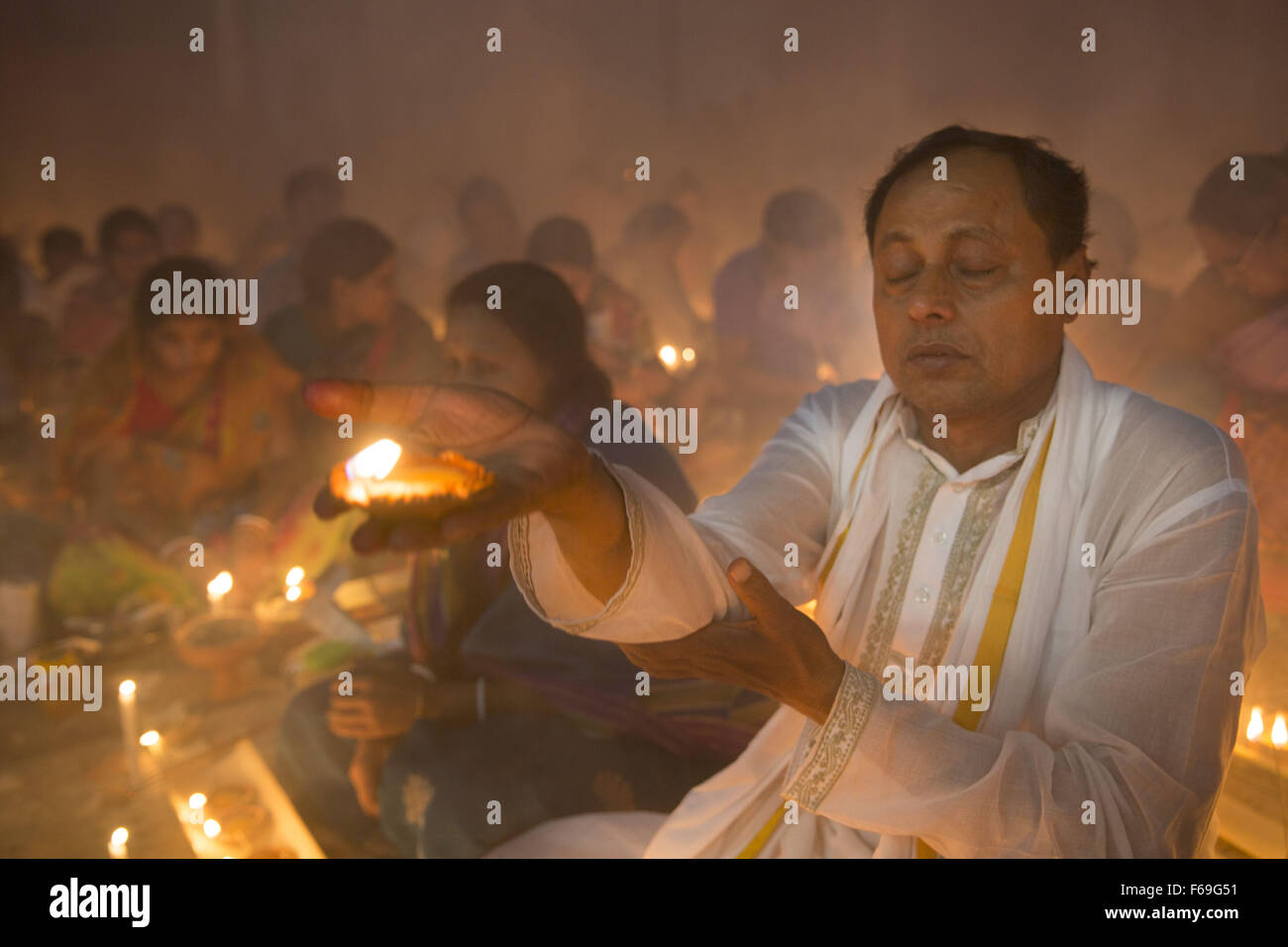 Narayanganj, Dhaka, Bangladesh. 14. November 2015. Hindu Anhänger bieten Gebet, sie nehmen Teil an einer rituellen Aktivität während der Rakher Upobash, 14. November 2015 Credit: Suvra Kanti Das/ZUMA Draht/Alamy Live News Stockfoto