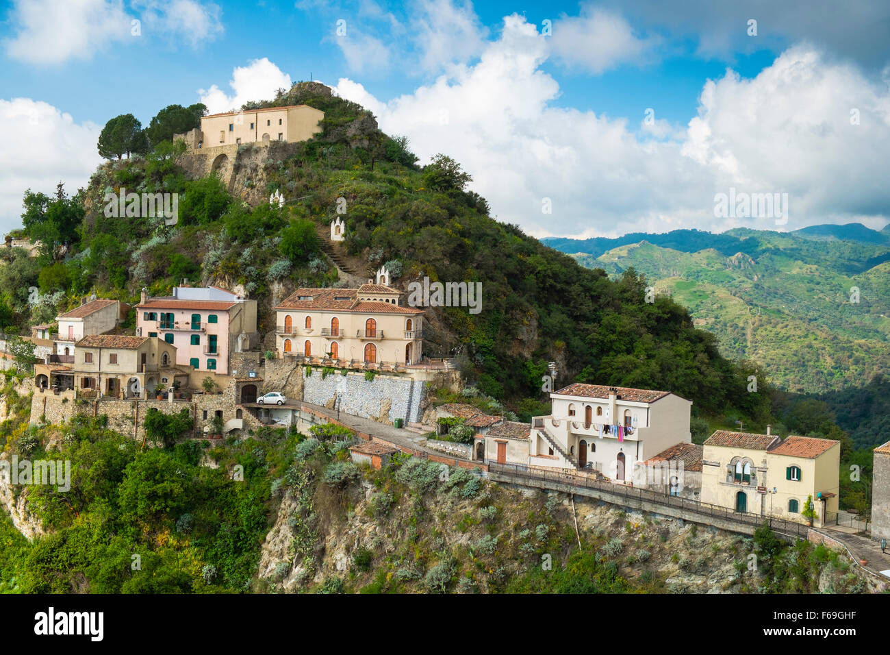 Die Ansicht eines Teils der rustikalen Hügel Stadt Savoca, Sizilien Stockfoto