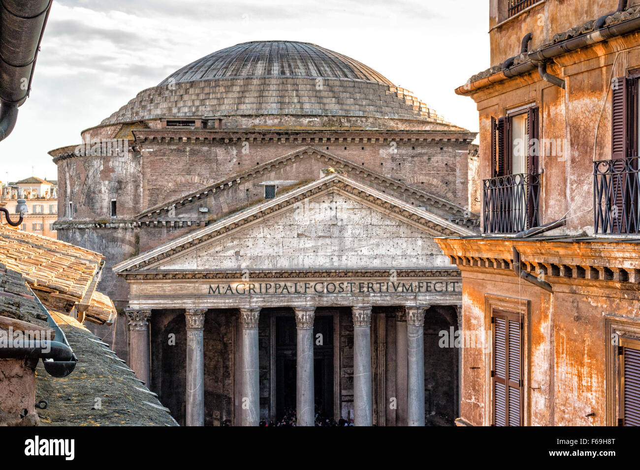 Fenster des historischen Gebäude im Zentrum von Rom und Blick auf den Pantheon Stockfoto