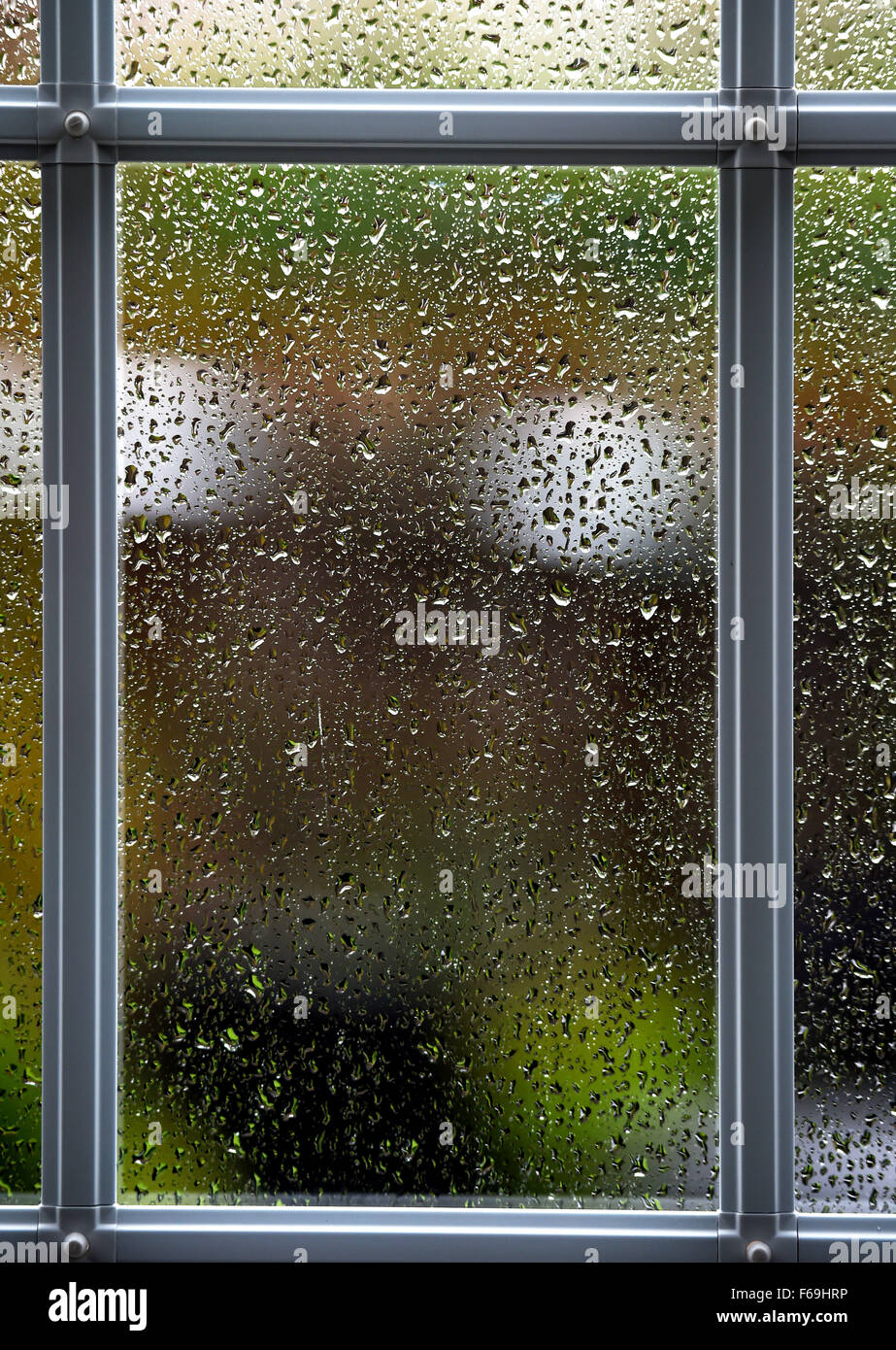 Regentropfen am Fenster Glasscheibe auf schlechtes Wetter Tag UK Stockfoto