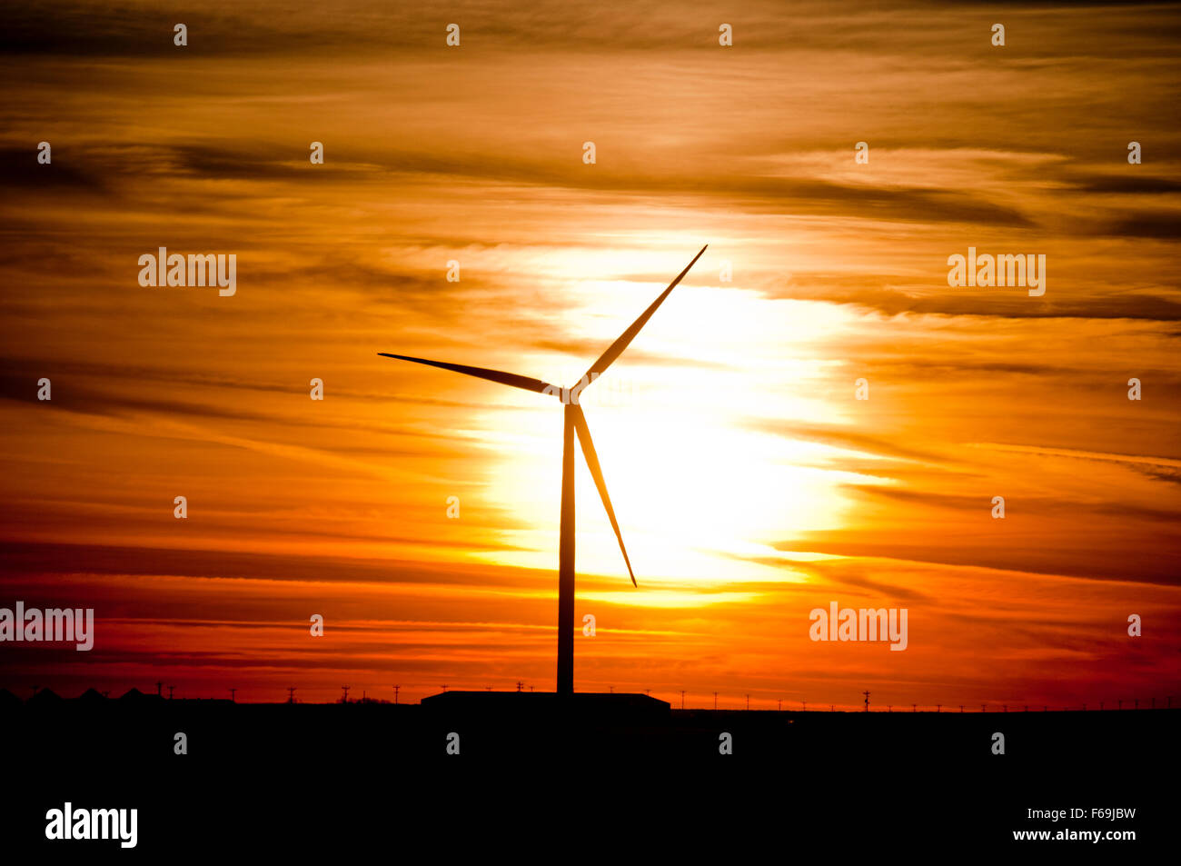 Windgenerator bei Sonnenuntergang in Elmore County, ID Stockfoto