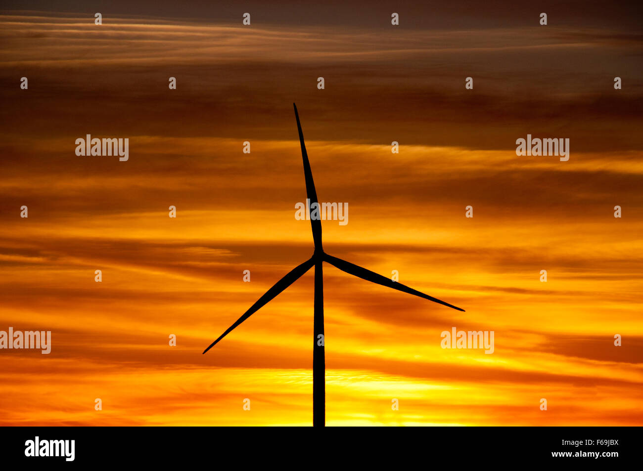 Windgenerator bei Sonnenuntergang in Elmore County, ID Stockfoto