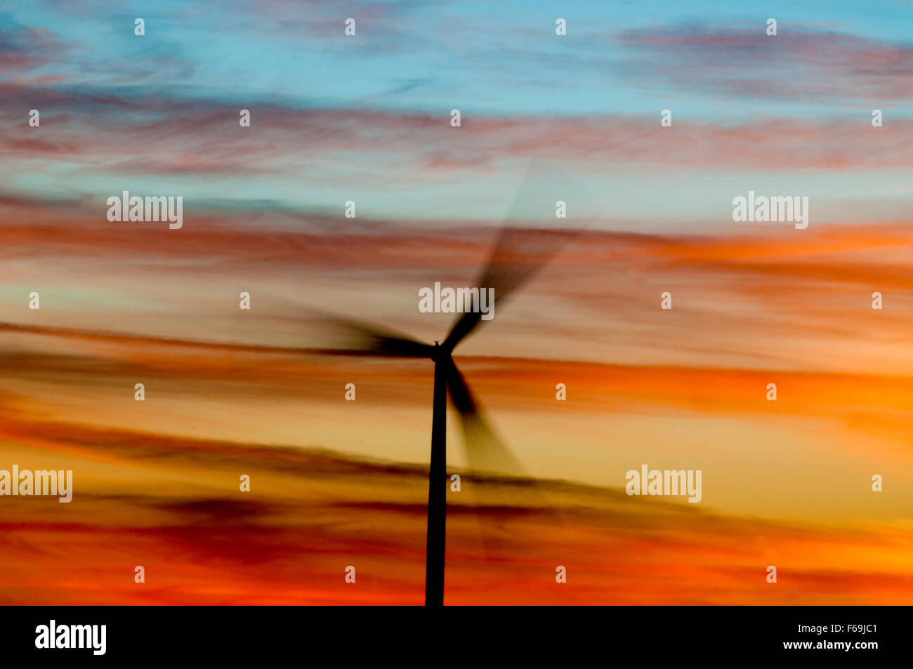 Windgenerator Spinnerei bei Sonnenuntergang in Elmore County, ID Stockfoto