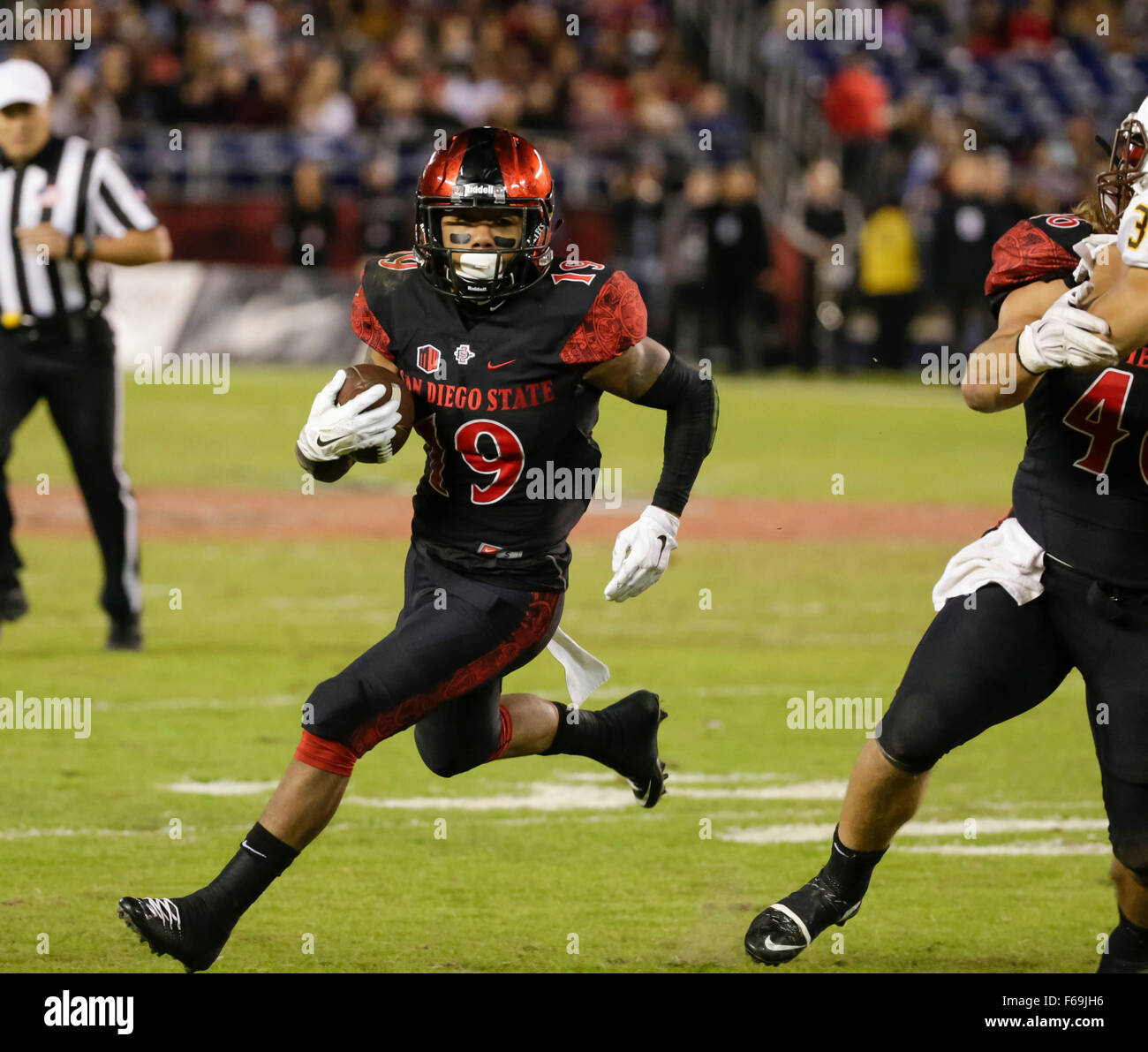 San Diego, Kalifornien, USA. 14. November 2015. San Diego State University aztekischen Runningback #19 Donnel Pumphrey läuft mit dem Ball während der NCAA Football-Spiel zwischen der San Diego State University Azteken und Wyoming Cowboys im Qualcomm Stadium in San Diego, Kalifornien. SDSU Azteken besiegen die Wyoming Cowboys 38 - 3. Justin Cooper/CSM/Alamy Live-Nachrichten Stockfoto