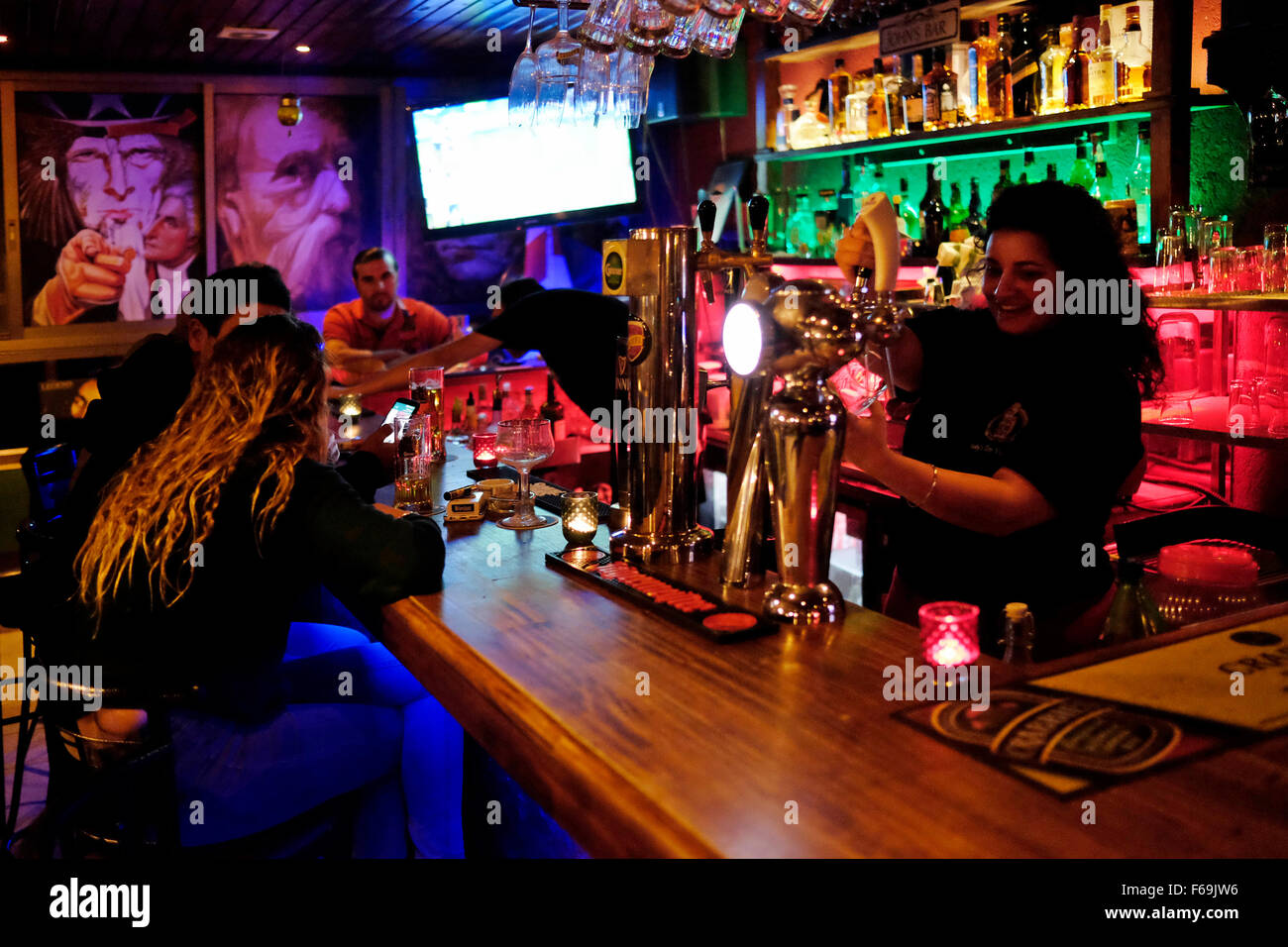 Eine arabische christliche Barkeeper Gießen Bier im Meakys Top View Restaurant in gemischten jüdisch-arabischen Stadt Maalot-Tarshiba im nördlichen Galiläa in Israel Stockfoto