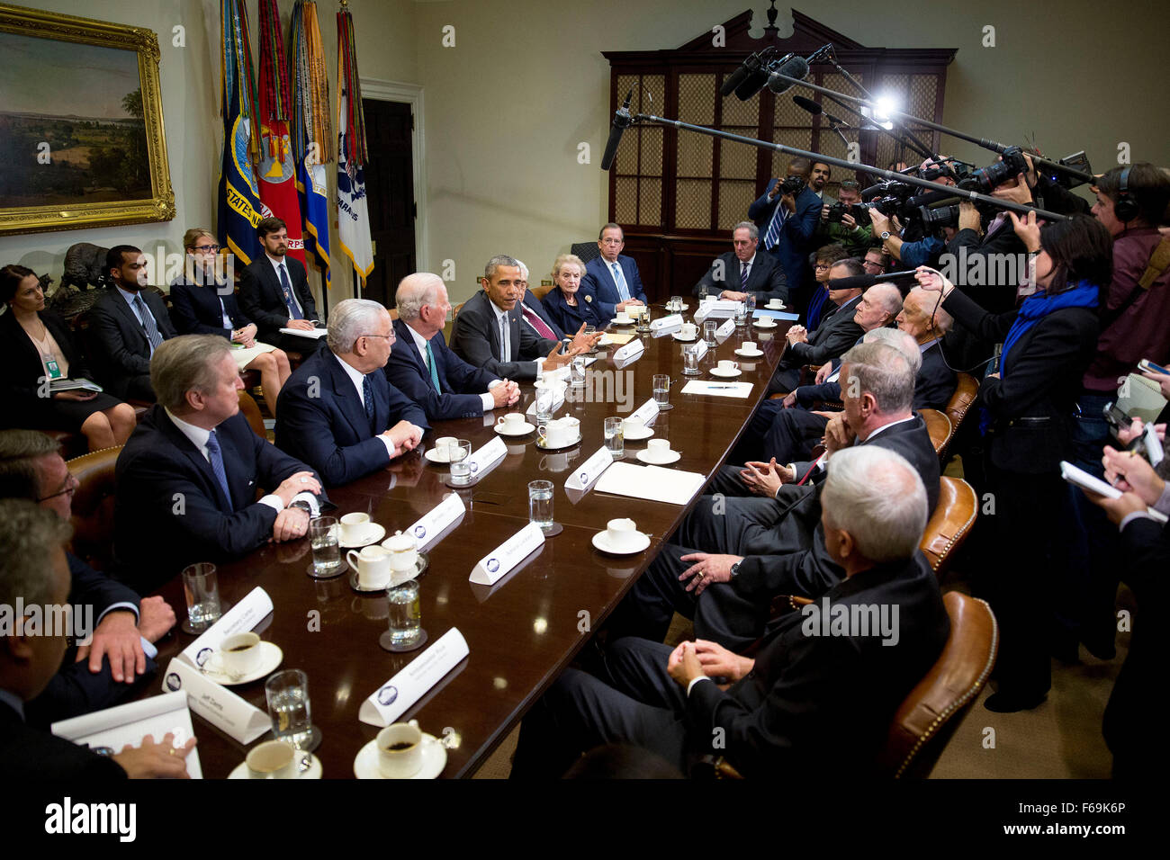 Vereinigte Staaten Präsident Barack Obama, zentrieren, spricht beim Treffen mit aktuellen und ehemaligen diplomatischen und nationalen Sicherheitsbeamten einschließlich Bill Cohen, ehemaliger Minister fuer Verteidigung, von links, Colin Powell, ehemaliger US Secretary of State, James Baker, ehemaliger US Secretary of State, Obama, Henry Kissinger, ehemaliger US-Außenministerin, Madeleine Albright, ehemalige US-Außenministerin und Gründer von Albright Stonebridge Group LLC , Admiral Mike Mullen, ehemaliger Vorstandsvorsitzender der US Joint Chiefs Of Staff und Michael Froman, Handelsvertreter der Vereinigten Staaten, um die Trans-Pacific Partnership zu diskutieren Stockfoto