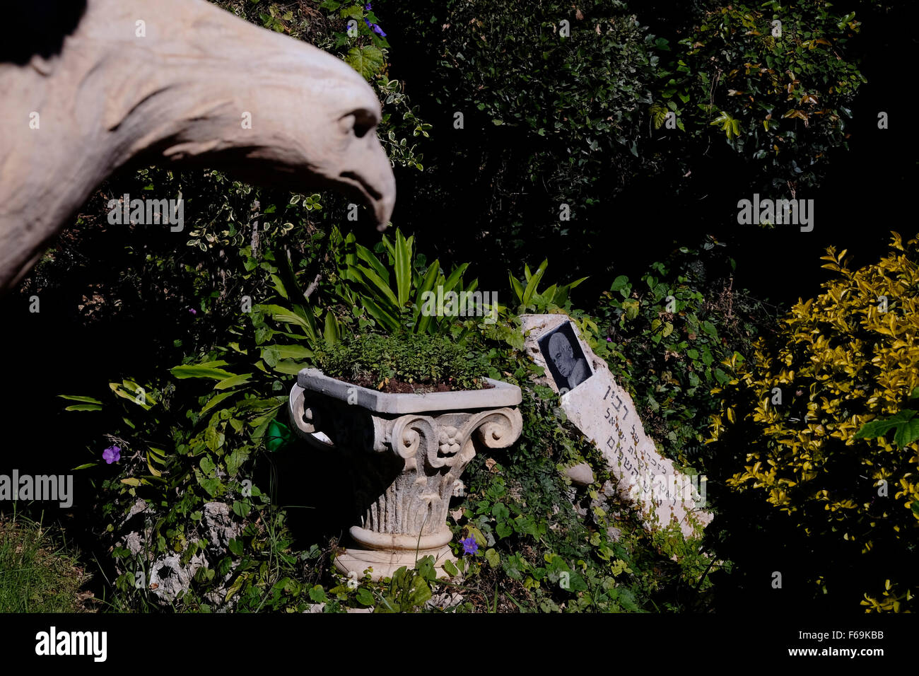 Ein Denkmal für Ytzhak Rabin im Garten eines Privathauses in der gemischten jüdisch-arabischen Stadt Maalot-Tarshiba im nördlichen Galiläa in Israel Stockfoto