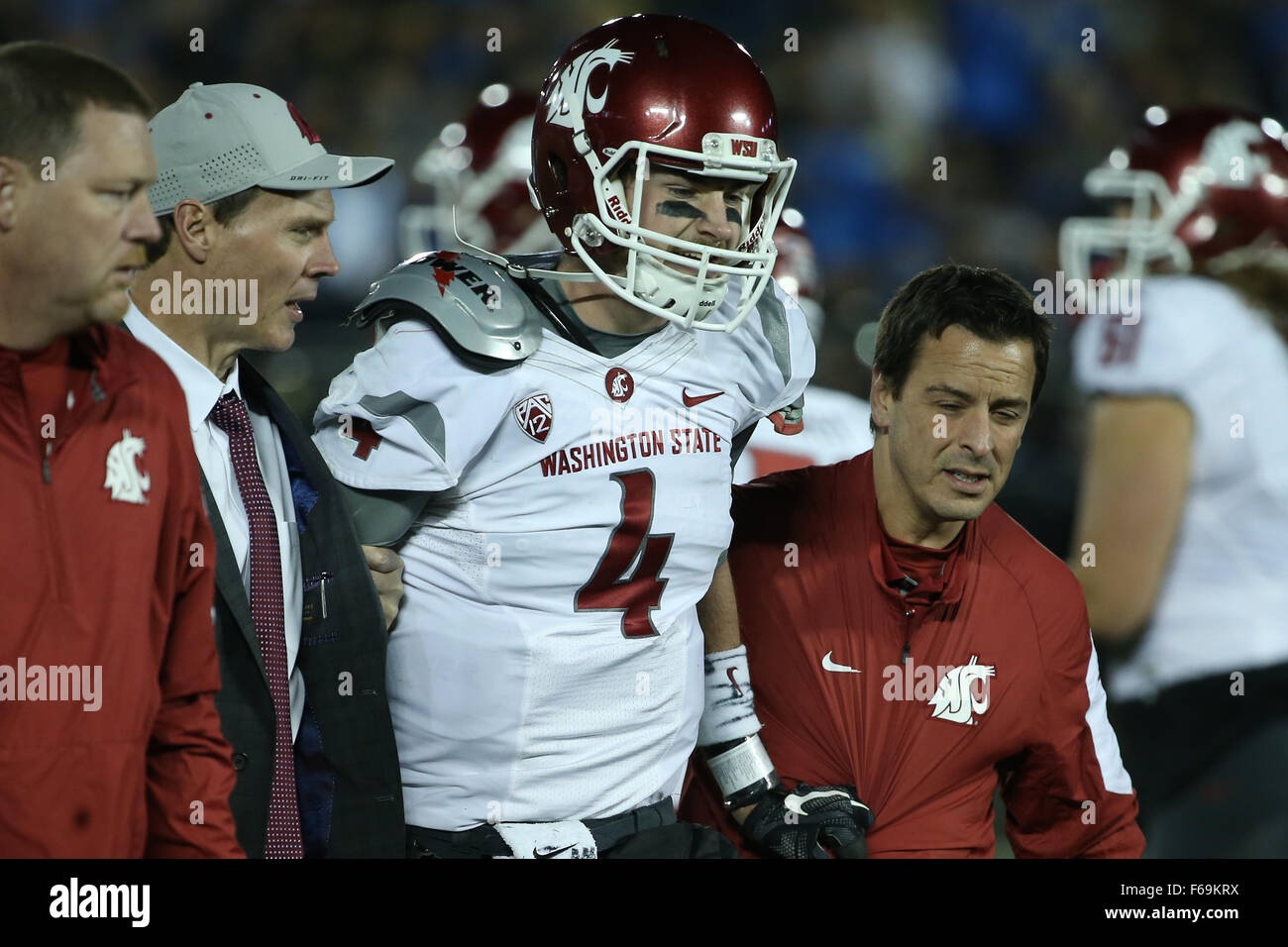 Pasadena, CA. 14. November 2015. Washington State Cougars Quarterback Luke Falk #4 verlässt das Feld mit Hilfe offensichtlich große Schmerzen nach unfähig zu stehen, nachdem entlassen im Spiel zwischen die Washington State Cougars und die UCLA Bruins und der Rose Bowl in Pasadena, CA. Fotograf: Peter Joneleit/Cal Sport Media. Bildnachweis: Csm/Alamy Live-Nachrichten Stockfoto