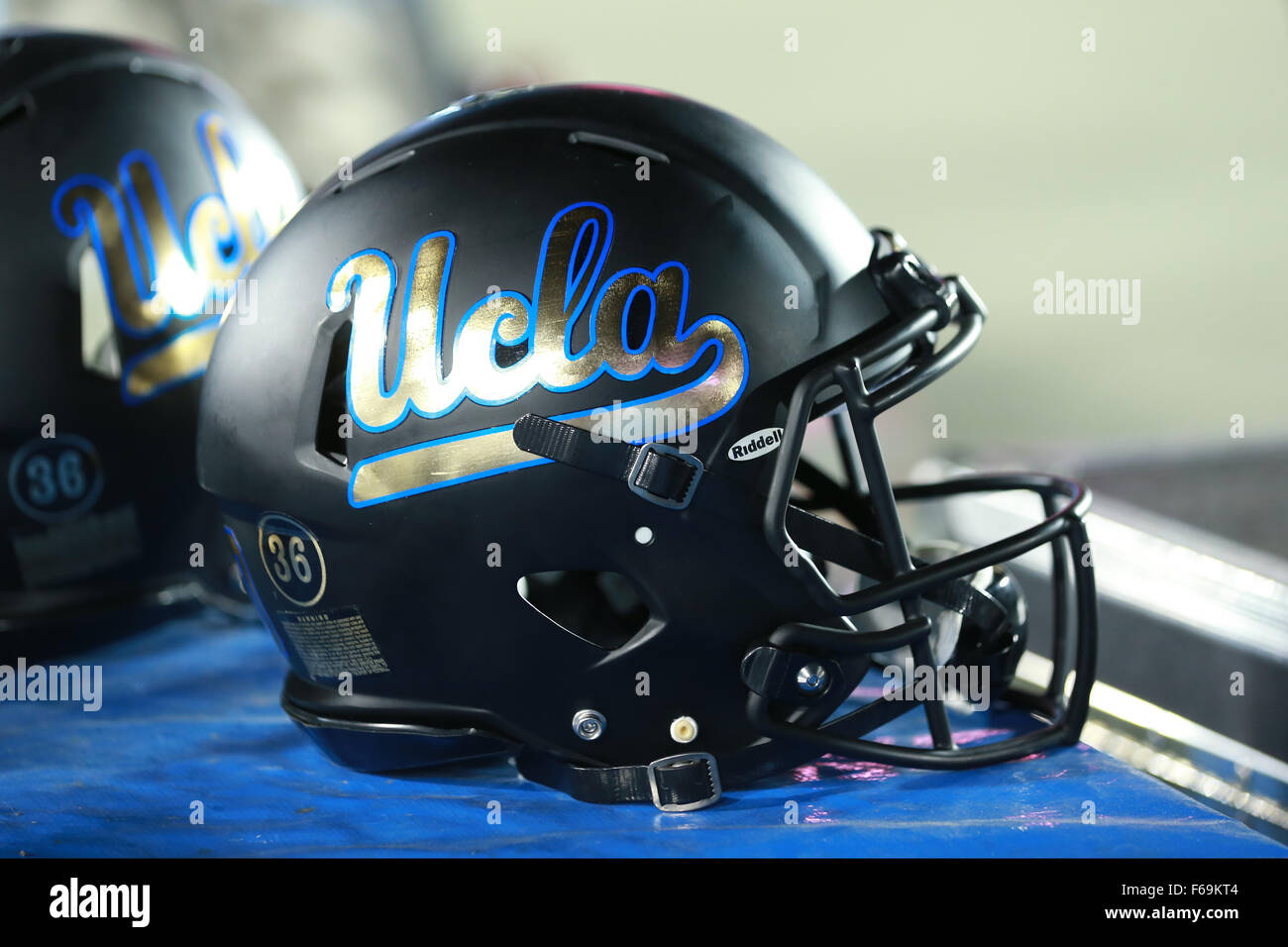Pasadena, CA. 14. November 2015. UCLA dons ihre schwarze Helme im Spiel zwischen die Washington State Cougars und die UCLA Bruins und der Rose Bowl in Pasadena, CA. Fotograf: Peter Joneleit/Cal Sport Media. Bildnachweis: Csm/Alamy Live-Nachrichten Stockfoto