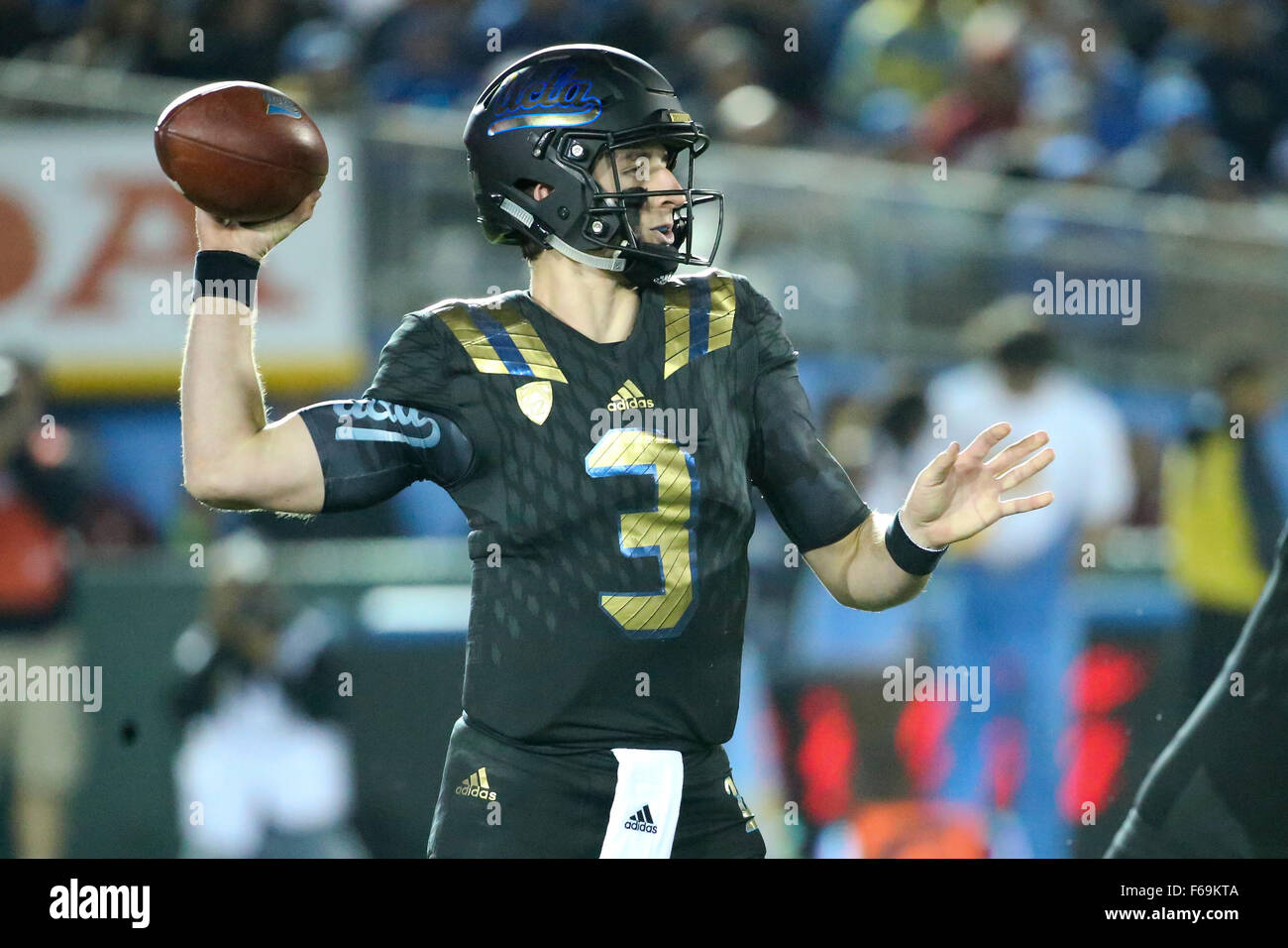 Pasadena, CA. 14. November 2015. UCLA Bruins Quarterback Josh Rosen #3 macht einen Pass im vierten Quartal im Spiel zwischen die Washington State Cougars und die UCLA Bruins und der Rose Bowl in Pasadena, CA. Fotograf versuchen: Peter Joneleit/Cal Sport Media. Bildnachweis: Csm/Alamy Live-Nachrichten Stockfoto