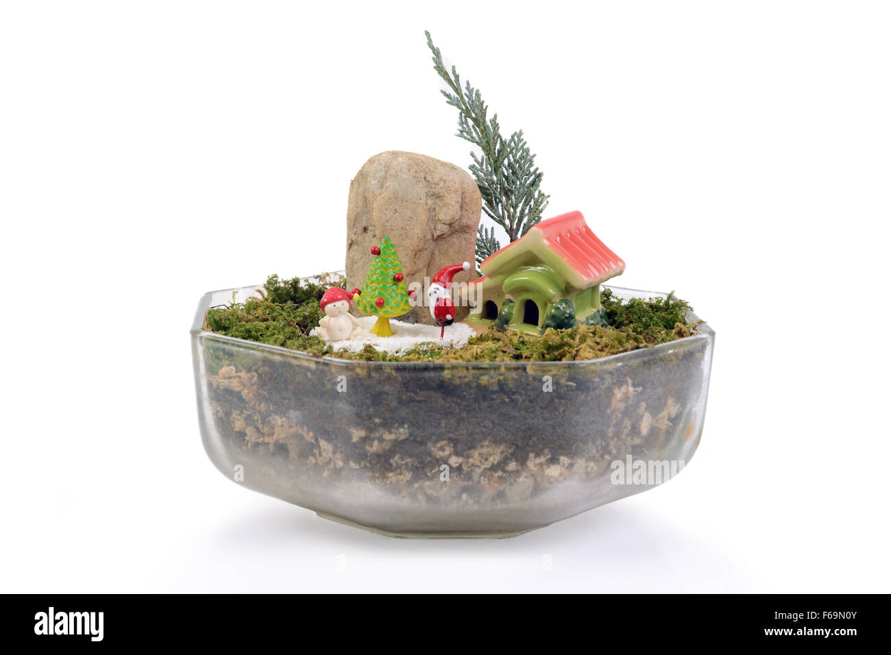 Kleiner Garten in Glasschüssel von Püppchen von Santa Claus Weihnachten dekoriert. Stockfoto