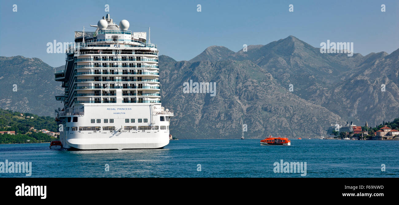 Kreuzfahrt Schiff Ozeandampfer Regal Princess verankert in der malerischen  Bucht von Kotor & Schiffe Rettungsboote als Ausschreibungen verwendet, um  Passagiere in die Stadt Kotor Montenegro Fähre Stockfotografie - Alamy