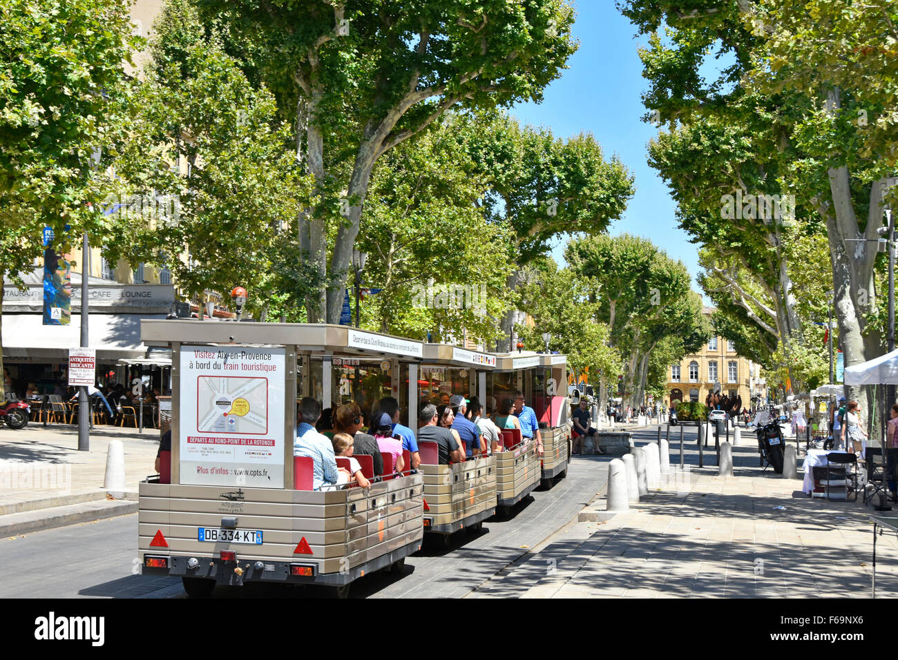 Aix-en-Provence Frankreich Südfrankreich Land Zug Sightseeing-Trip entlang der Prachtboulevard Cours Mirabeau an einem sehr heißen Julitag Stockfoto