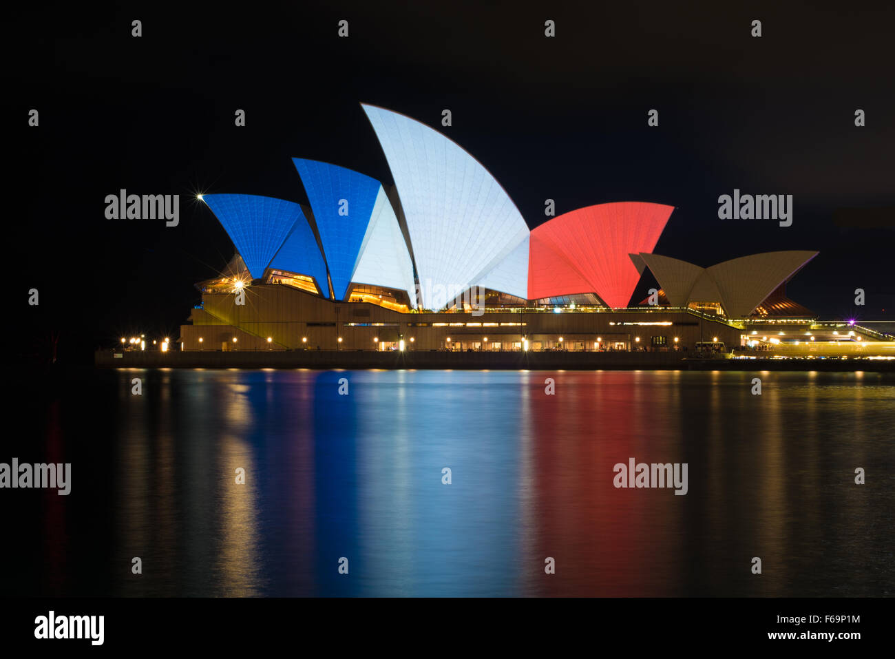 Sydney Opera House beleuchtet in französische Tricolor-Farben blau, weiß und rot, um Australiens Solidarität mit dem Volk von Paris nach den Anschlägen von 2015 Stockfoto