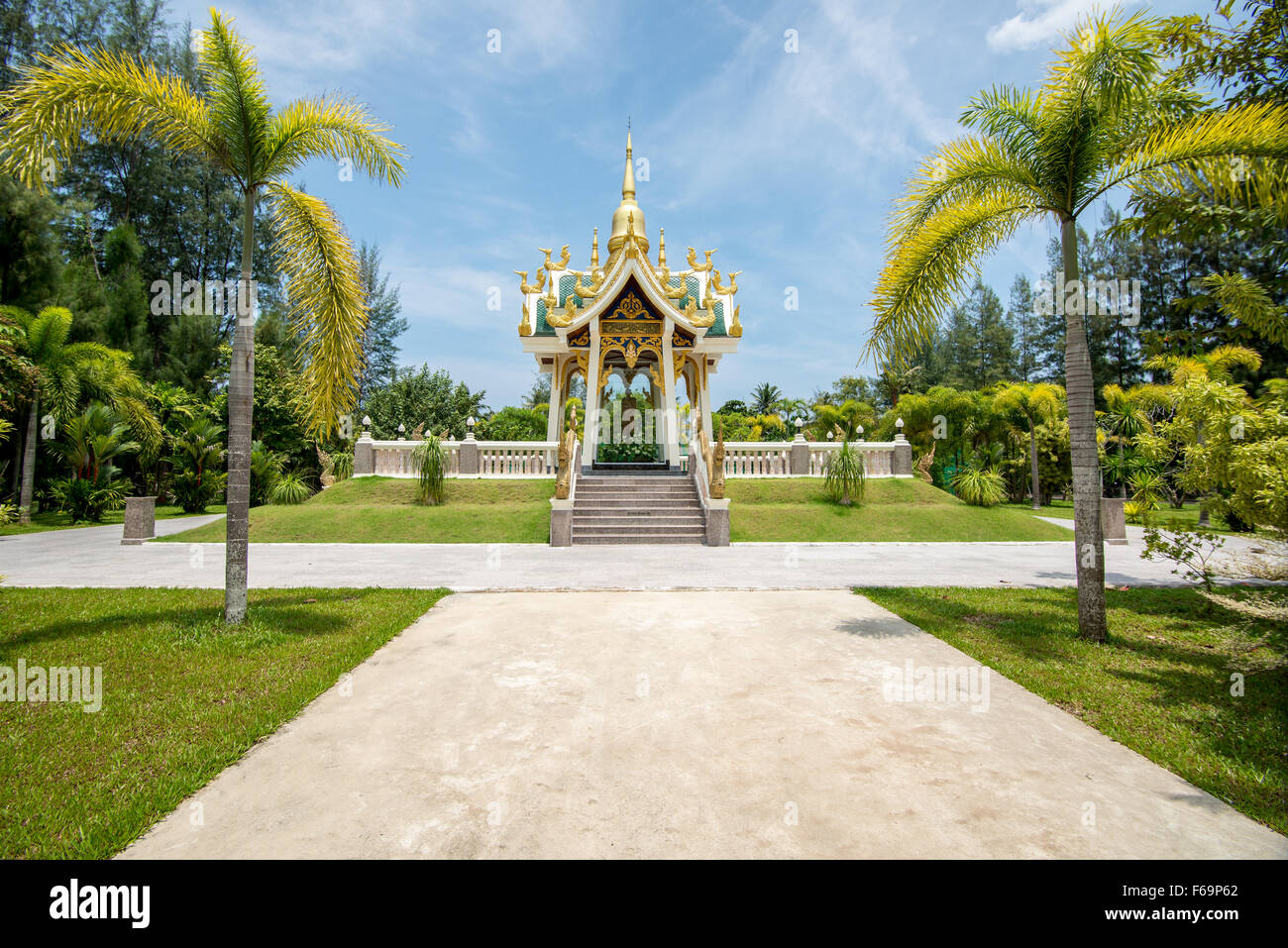 Schrein im Mai Kao buddhistischen Tempel auf Phuket, Thailand Stockfoto
