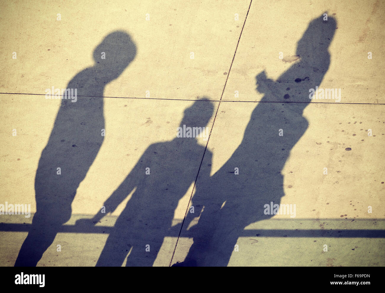 Vintage getönten Schatten von drei sprechende Menschen, Konzept-Bild. Stockfoto