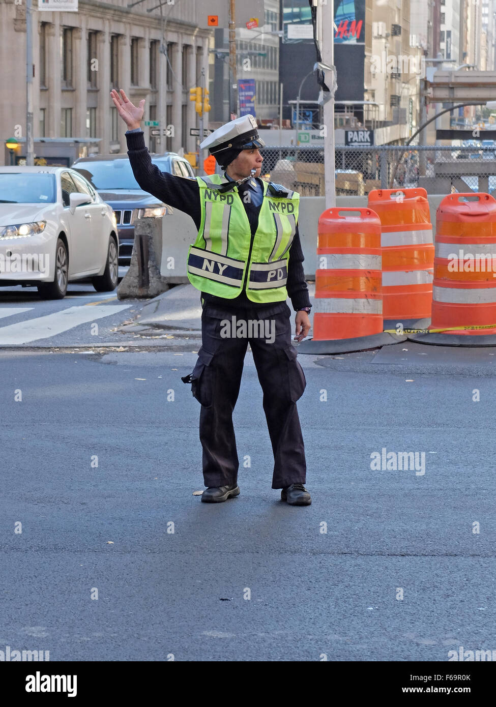 Eine weibliche New York City Traffic Enforcement Officer Regie Autos am East 34th Street und Park Avenue in New York City. Stockfoto