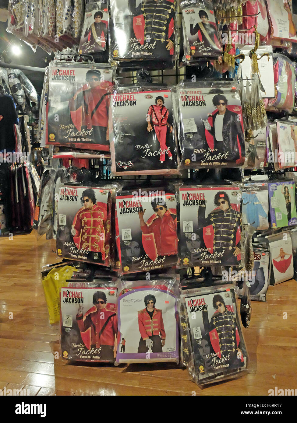 Michael Jackson Kostüme zum Verkauf an einen großen Kostümfundus in Greenwich Village, NYC, genannt das Halloween-Abenteuer. Stockfoto