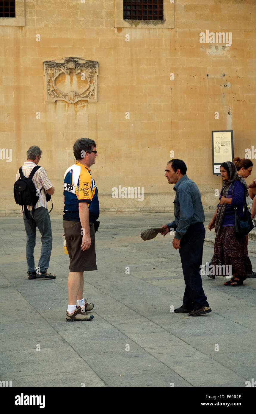 Mütze in der hand Bettler, Lecce, Apulien, salentinische Halbinsel, Italien, Europa. Stockfoto