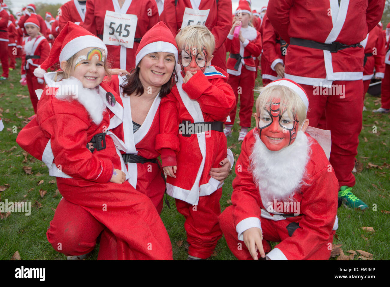 Horsham Park, Horsham, West Sussex, Großbritannien. Santa Dash Run 2015, Charity Fun Run zur Spendenbeschaffung für das St. Catherine's Hospice, Horsham. 15.. November 2015 Stockfoto