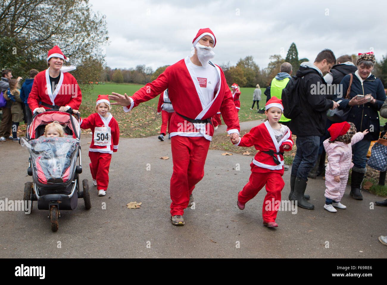 Horsham Park, Horsham, West Sussex, Großbritannien. Santa Dash Run 2015, Charity Fun Run zur Spendenbeschaffung für das St. Catherine's Hospice, Horsham. 15.. November 2015 Stockfoto