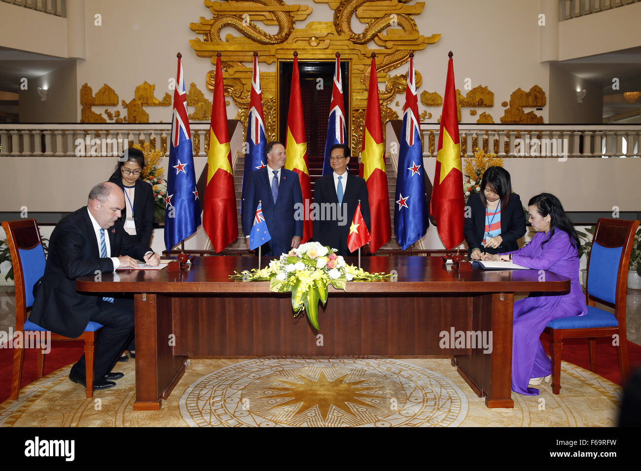 Hanoi, Vietnam. 15. November 2015. Vietnamesische Premierminister Nguyen Tan Dung (R, C) und Neuseelands Premierminister John Key (L, C) besuchen einen feierlichen Unterzeichnung Kooperationsabkommen in Hanoi, der Hauptstadt von Vietnam, 15. November 2015. John Key ist zu einem offiziellen Besuch nach Vietnam von November 14 bis 17. Bildnachweis: VNA/Xinhua/Alamy Live-Nachrichten Stockfoto