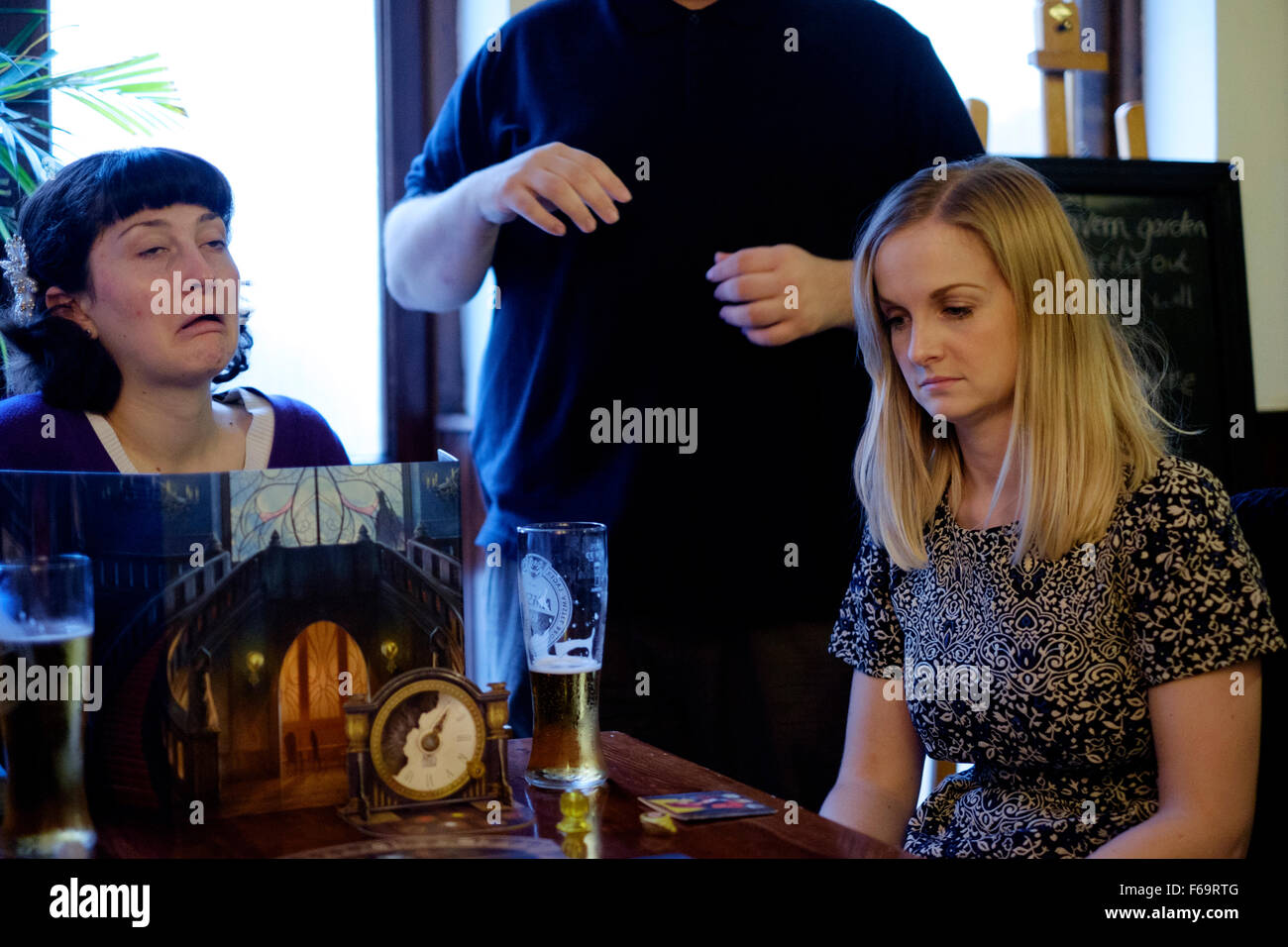 Menschen, die ein Brettspiel in einem traditionellen Pub England uk Stockfoto