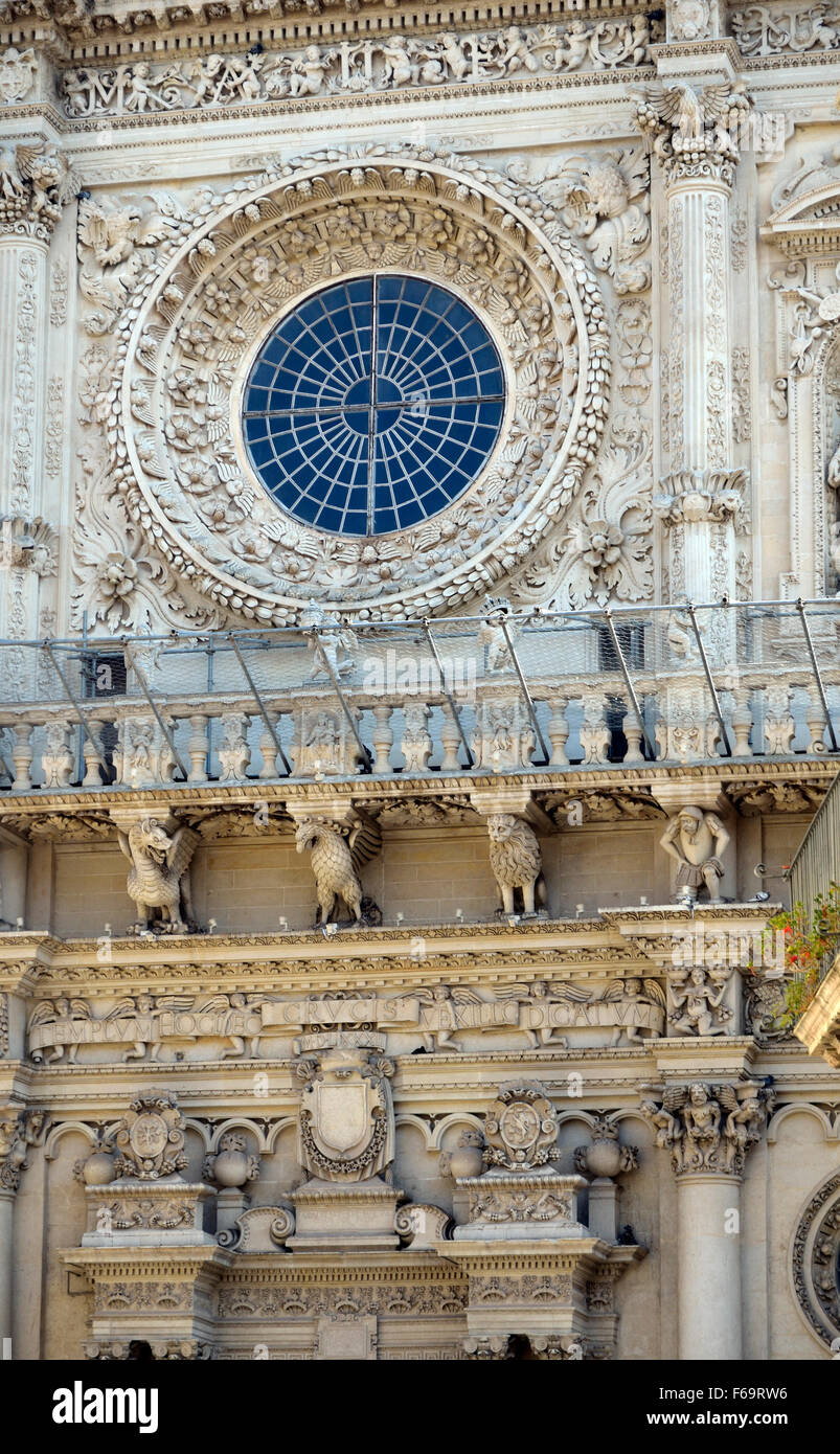 Rose Fenster, Basilica di Santa Croce, HolyCross, über Piazzetta Riccardi, Lecce, Italien. C15th. auf dem Gelände eines ehemaligen Tempels errichtet. Stockfoto