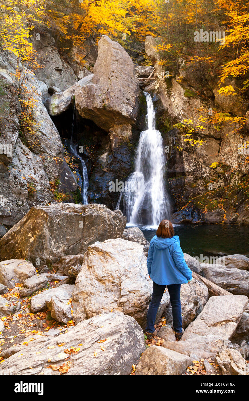 Blick auf die Bash Bish Wasserfall, der Berkshires, Massachusetts, New England USA Frau tourist Stockfoto